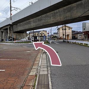 数十メートルほど進むと二股に分かれてるのでそこを左手に進みます