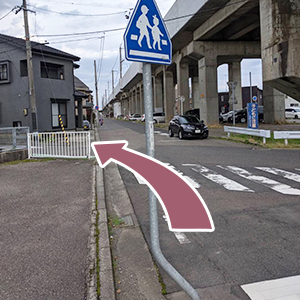 まもなく交差点にさしかかり、そこを左折します